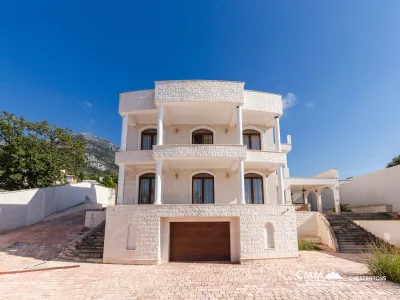 Luxusvilla in Bar mit Panoramablick auf das Meer
