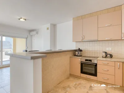 GERÄUMIGE, VOLL MÖBLIERTE WOHNUNG IN BUDVA MIT GARAGE UND TESLA-LADEGERÄT