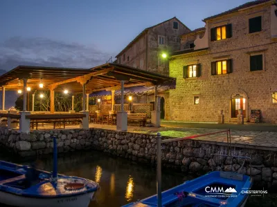 Zwei Häuser mit einem Restaurant in der ersten Reihe