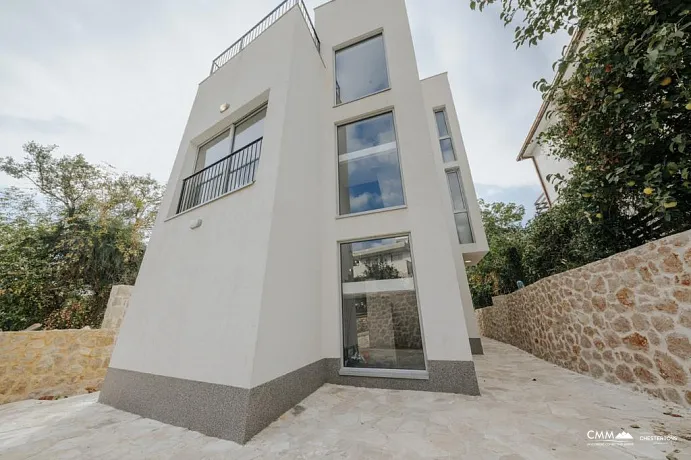 Moderne Villa mit 4 Schlafzimmern und Pool zum Verkauf in Dobre Vode