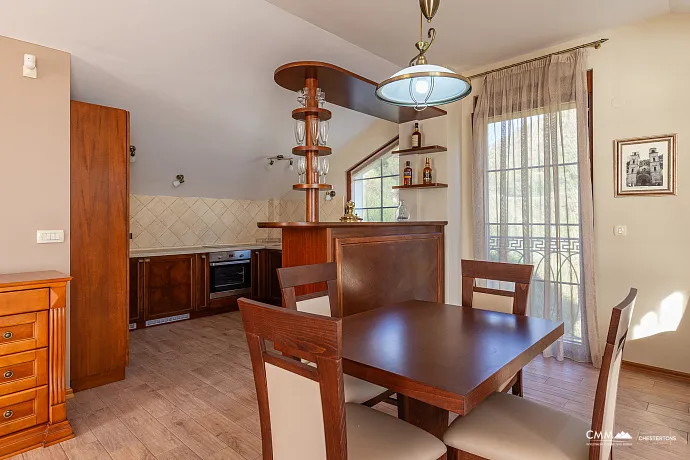 Eleganz und Gelassenheit in einer luxuriösen Villa mit Panoramablick auf das Meer.