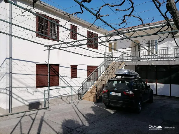 Zwei Häuser mit einem Grundstück