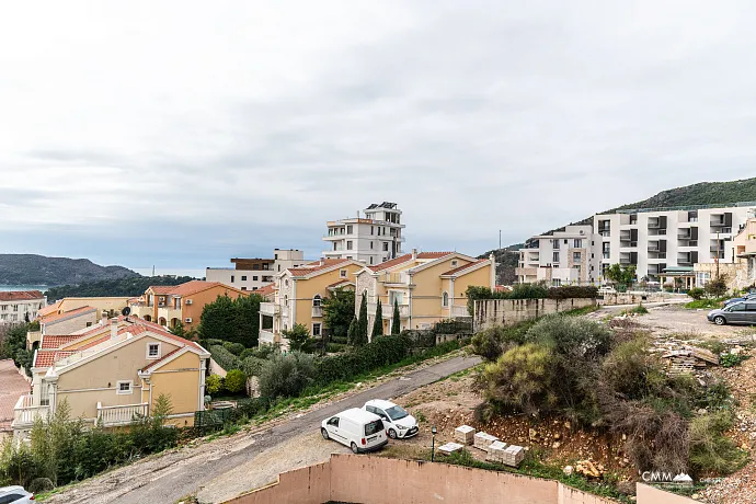 Geräumige 64 m² Wohnung in Bečići mit Meerblick