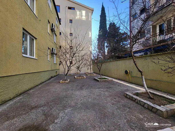 Haus mit Wohnungen in Sutomore