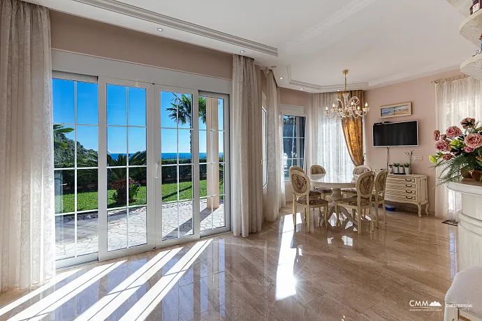 Eleganz und Gelassenheit in einer luxuriösen Villa mit Panoramablick auf das Meer.