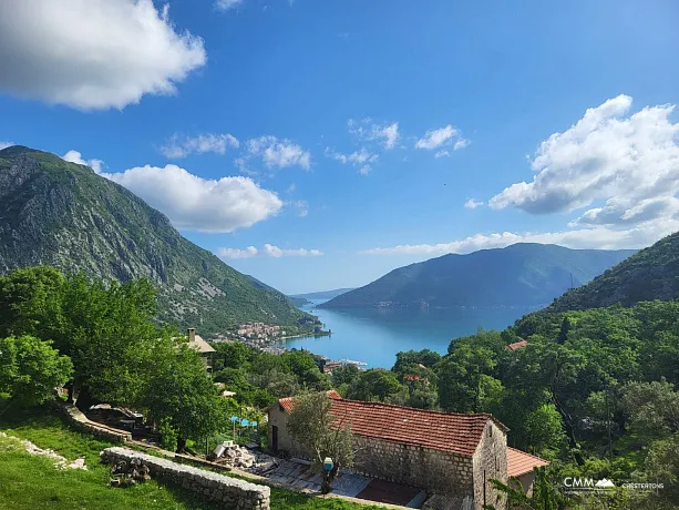 Grundstück mit Meerblick und natürlichem Wasserfall in der Nähe von Kotor