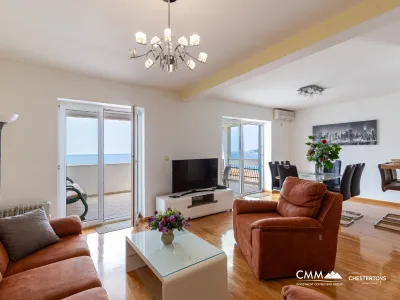 Geräumige Duplex-Wohnung mit Meerblick in Sveti Stefan