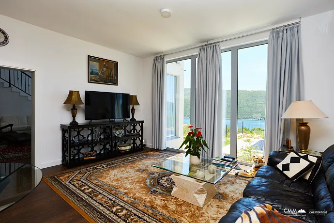 Geräumiges Haus in Kumbor mit einer Gesamtfläche von 335 m²