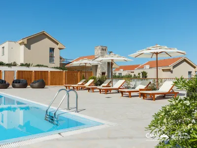 Ein Komplex aus modernen Villen mit schöner Aussicht