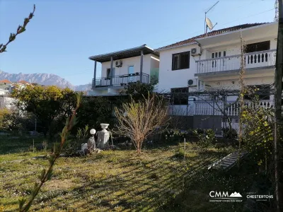 Zwei Häuser mit einem Grundstück