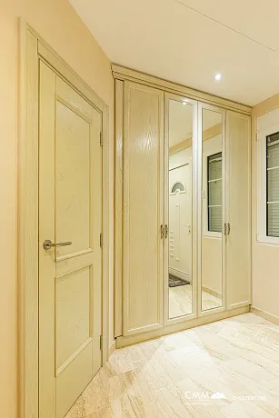 Eleganz und Gelassenheit in einer luxuriösen Villa mit Panoramablick auf das Meer.