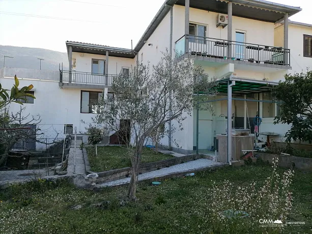 Zwei Häuser mit einem Grundstück