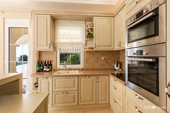 Eleganz und Gelassenheit in einer luxuriösen Villa mit Panoramablick auf das Meer.