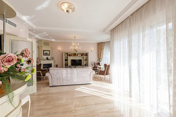 Eleganz und Gelassenheit in einer luxuriösen Villa mit Panoramablick auf das Meer.