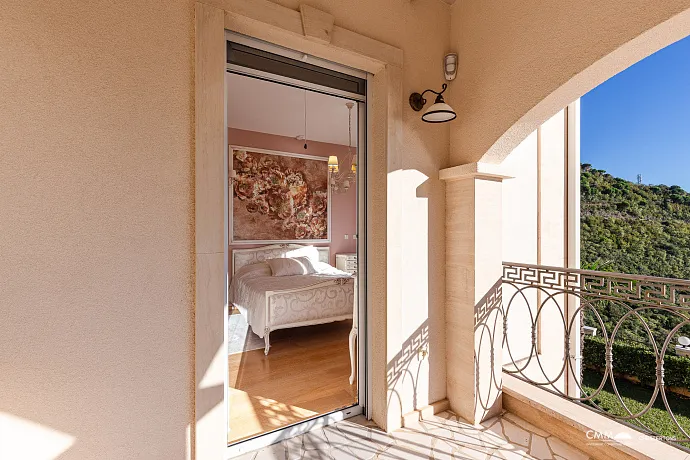 Eleganz und Gelassenheit in einer luxuriösen Villa mit Panoramablick auf das Meer.