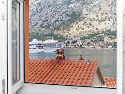 Zwei Häuser in erster Meereslinie in Muo, Kotor