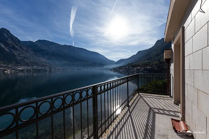 Eine luxuriöse dreistöckige Villa in erster Meereslinie in Kotor