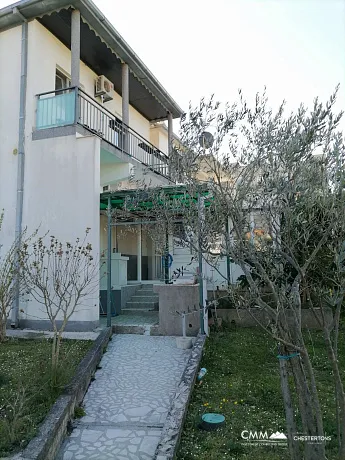 Zwei Häuser mit einem Grundstück