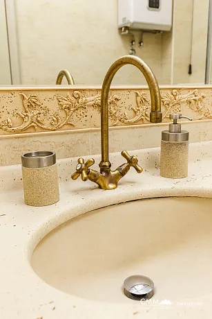 Eleganz und Gelassenheit in einer luxuriösen Villa mit Panoramablick auf das Meer.