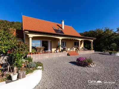Familienhaus mit Panoramablick in der Nature