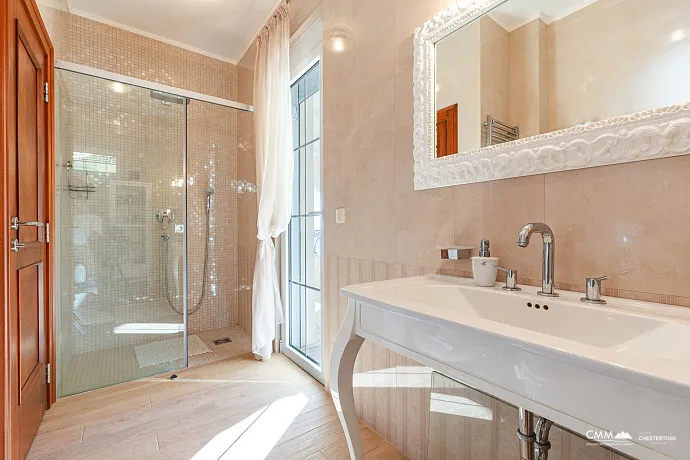 Eleganz und Gelassenheit in einer luxuriösen Villa mit Panoramablick auf das Meer.