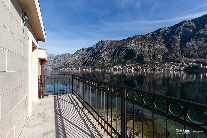Eine luxuriöse dreistöckige Villa in erster Meereslinie in Kotor