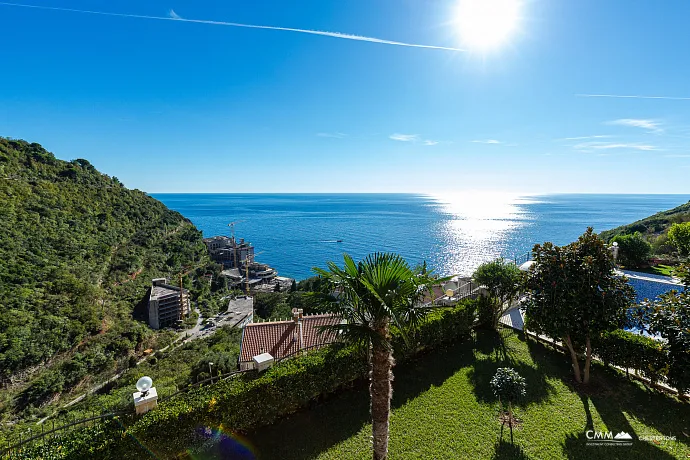 Eleganz und Gelassenheit in einer luxuriösen Villa mit Panoramablick auf das Meer.