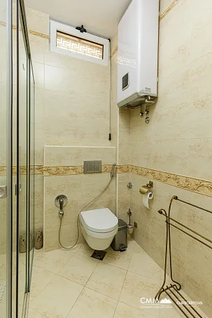 Eleganz und Gelassenheit in einer luxuriösen Villa mit Panoramablick auf das Meer.