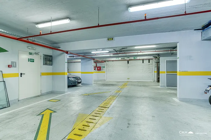 GERÄUMIGE, VOLL MÖBLIERTE WOHNUNG IN BUDVA MIT GARAGE