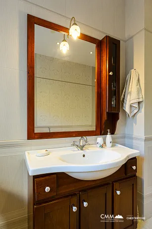 Eleganz und Gelassenheit in einer luxuriösen Villa mit Panoramablick auf das Meer.