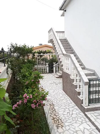 Zwei Häuser mit einem Grundstück