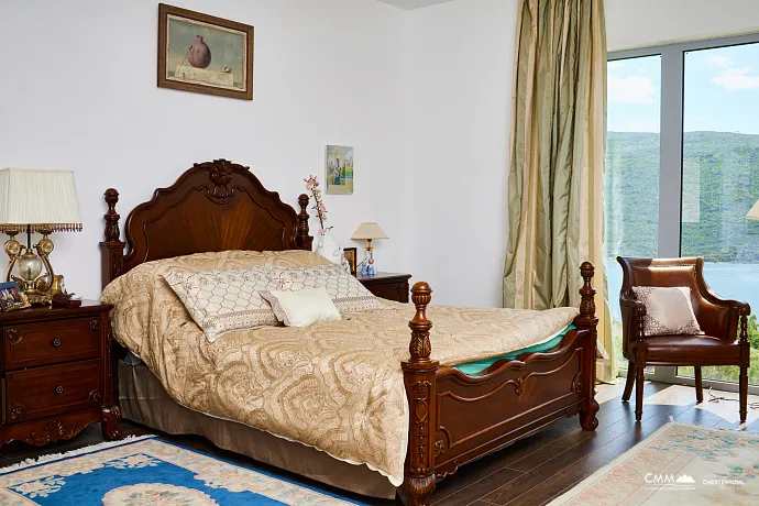 Geräumiges Haus in Kumbor mit einer Gesamtfläche von 335 m²