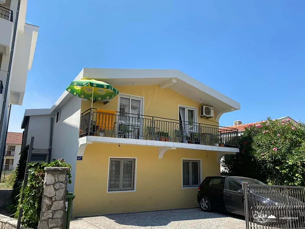 Zweistöckiges Haus zum Verkauf in einem ruhigen Teil von Šušanj