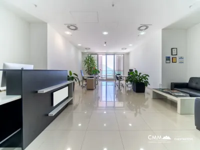 Moderne Büroflächen im TQ Plaza Budva mit Meerblick