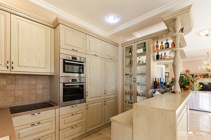 Eleganz und Gelassenheit in einer luxuriösen Villa mit Panoramablick auf das Meer.