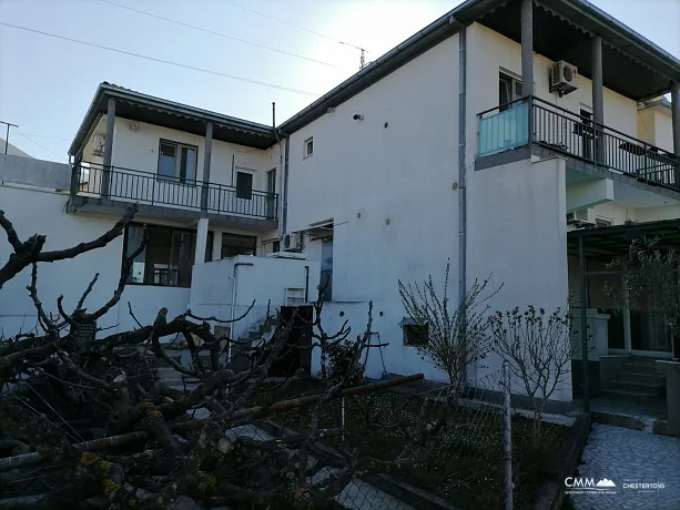 Zwei Häuser mit einem Grundstück