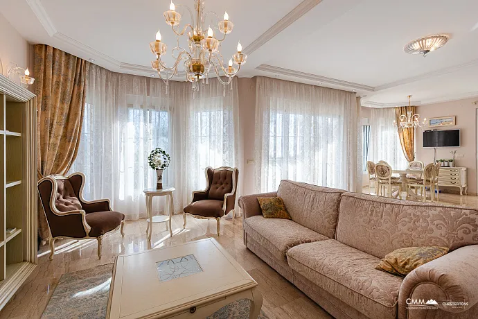 Eleganz und Gelassenheit in einer luxuriösen Villa mit Panoramablick auf das Meer.