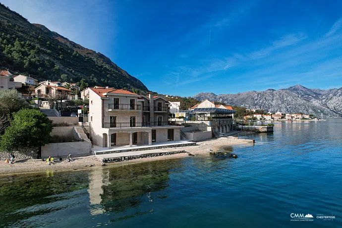 Eine luxuriöse dreistöckige Villa in erster Meereslinie in Kotor
