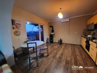 Dreistöckiges Haus mit Meerblick zu verkaufen