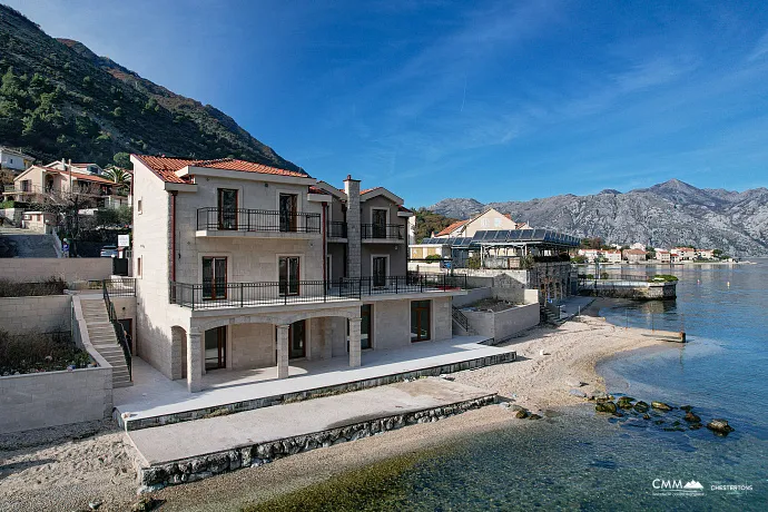 Eine luxuriöse dreistöckige Villa in erster Meereslinie in Kotor