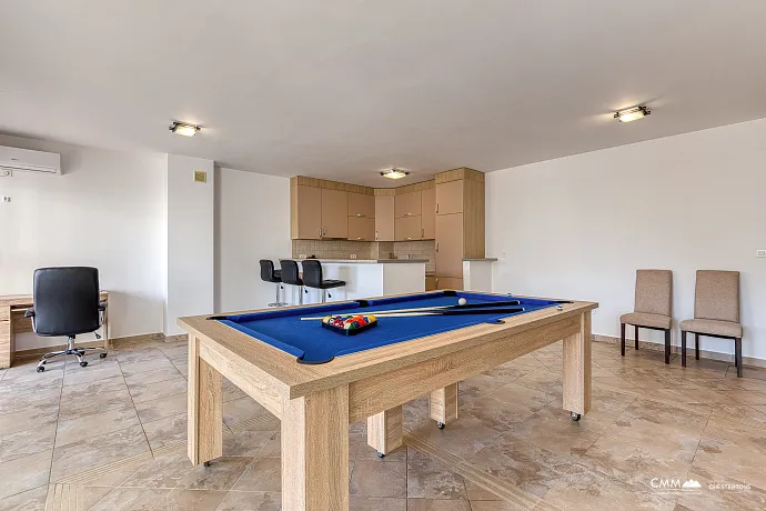 GERÄUMIGE, VOLL MÖBLIERTE WOHNUNG IN BUDVA MIT GARAGE UND TESLA-LADEGERÄT