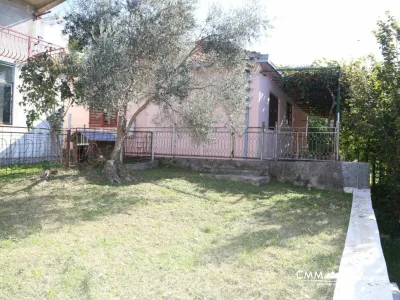 Haus mit Innenhof und Auffahrt in Belishi