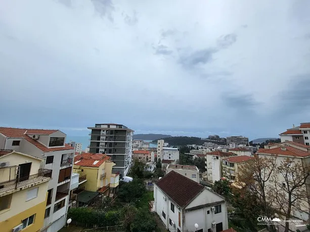 Ein-Zimmer-Wohnung mit Meerblick in Becici