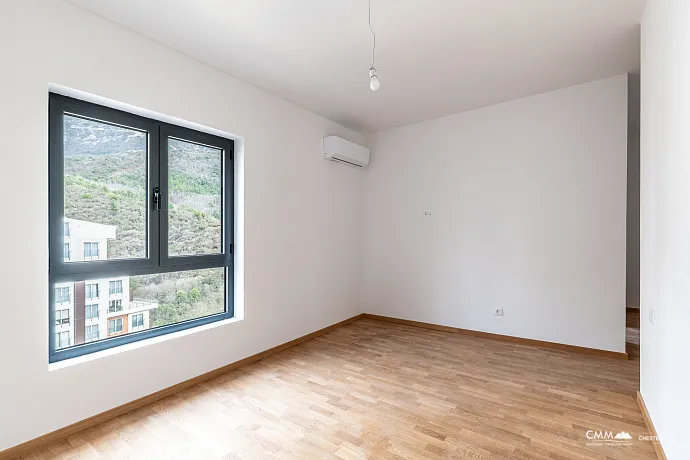 Geräumige 64 m² Wohnung in Bečići mit Meerblick