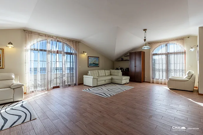 Eleganz und Gelassenheit in einer luxuriösen Villa mit Panoramablick auf das Meer.