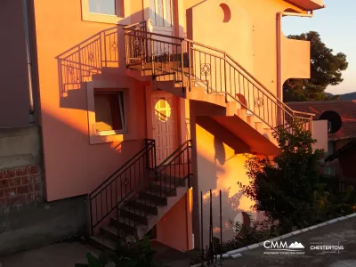 Dreistöckiges Haus in der Nähe von Bar