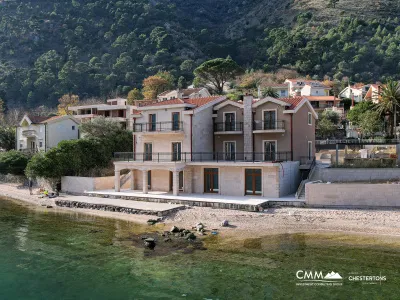 Eine luxuriöse dreistöckige Villa in erster Meereslinie in Kotor
