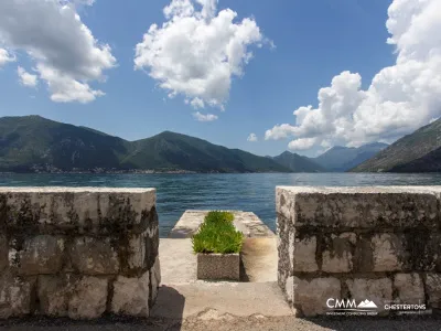 Haus in einer kleinen Stadt Ljuta