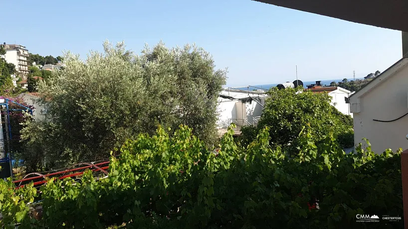 Stadthaus mit 4 Wohnungen in Sutomore