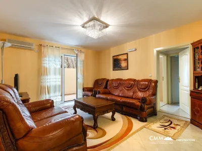 Gemütliche 53 m² große Wohnung am Meer in Becici mit privatem Garten